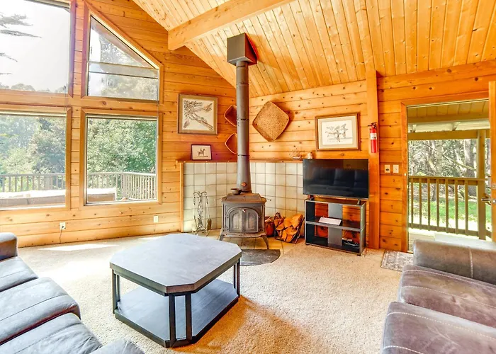 Hot Tub, 1 Mi To Beach: 12-Acre Fort Bragg Cabin!