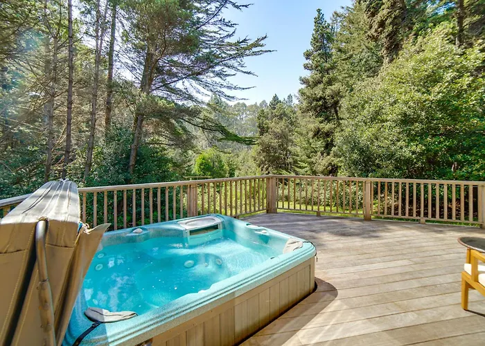 Hot Tub, 1 Mi To Beach: 12-Acre Fort Bragg Cabin!