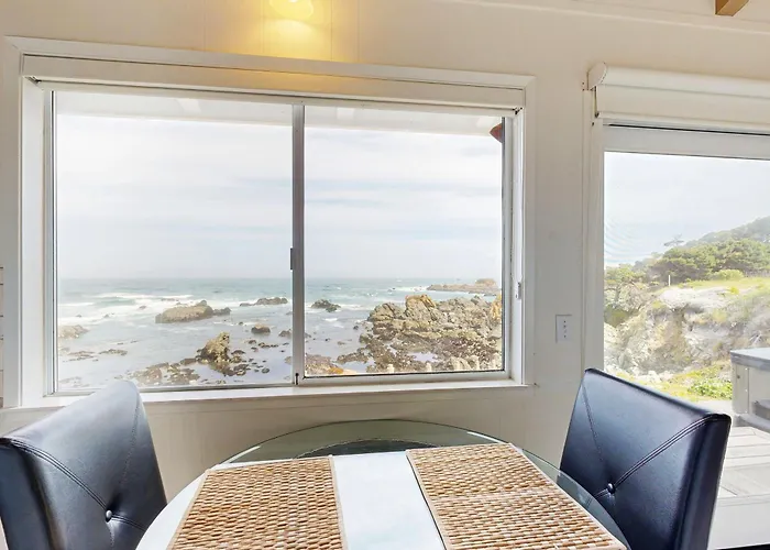 Relaxing Oceanfront Retreat With Hot Tub